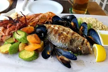 delicious-seafood-with-mussels-fish-prawns-and-v-2026-01-06-09-10-30-utc
